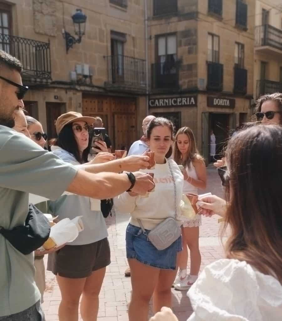 San Asensio vuelve a convertirse en capital del clarete con una nueva batalla multitudinaria 4