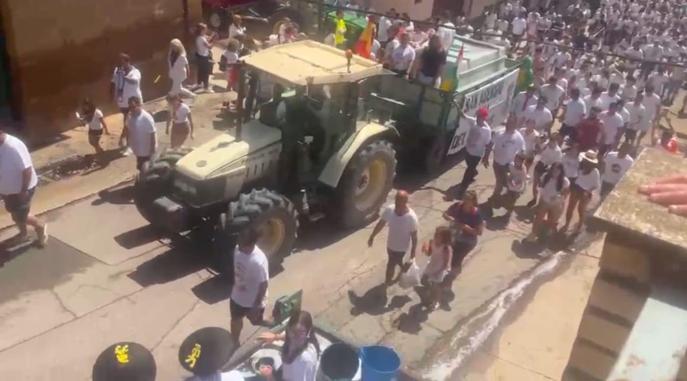 San Asensio vuelve a convertirse en capital del clarete con una nueva batalla multitudinaria 1