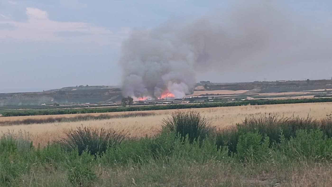 Un incendio moviliza medios de extinción en el término municipal de Haro 1