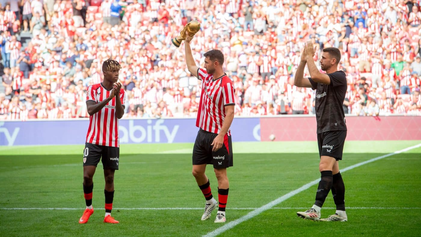 Athletic Club y Sevilla homenajean a Luis de la Fuente en el palco de San Mamés 1