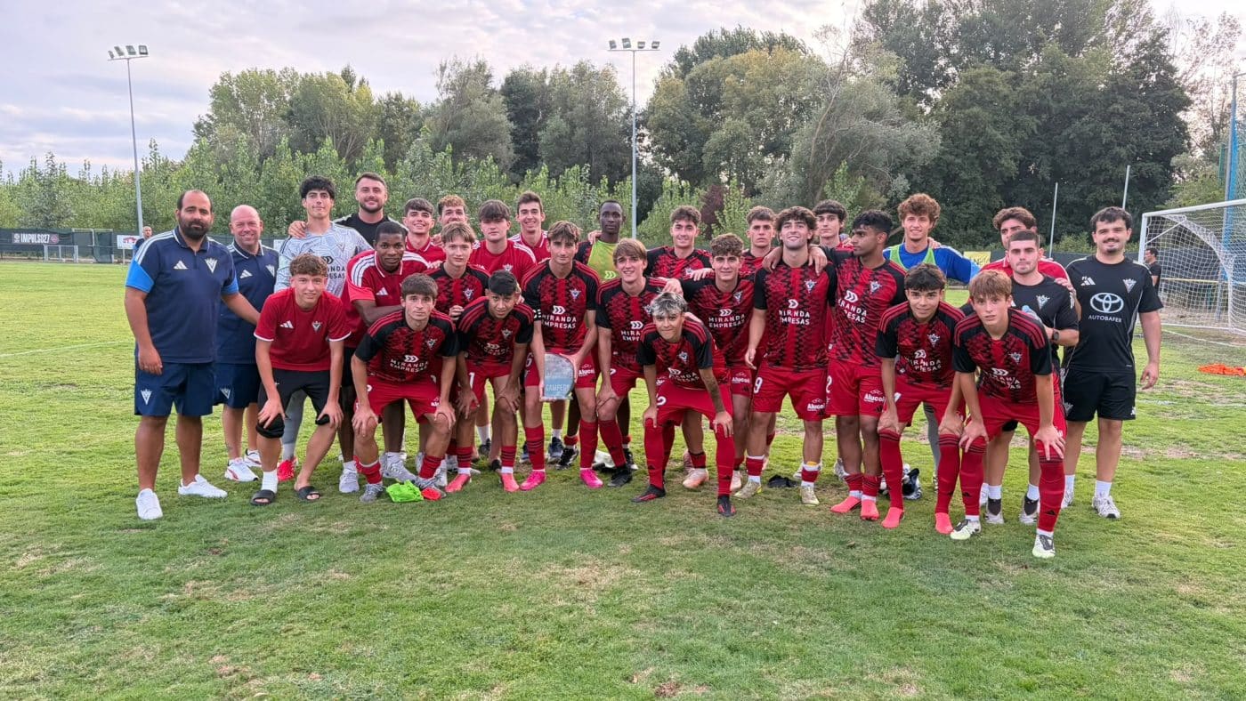 El CD Mirandés B se lleva el trofeo del Memorial Antonio Ceular del Casalarreina CF 4