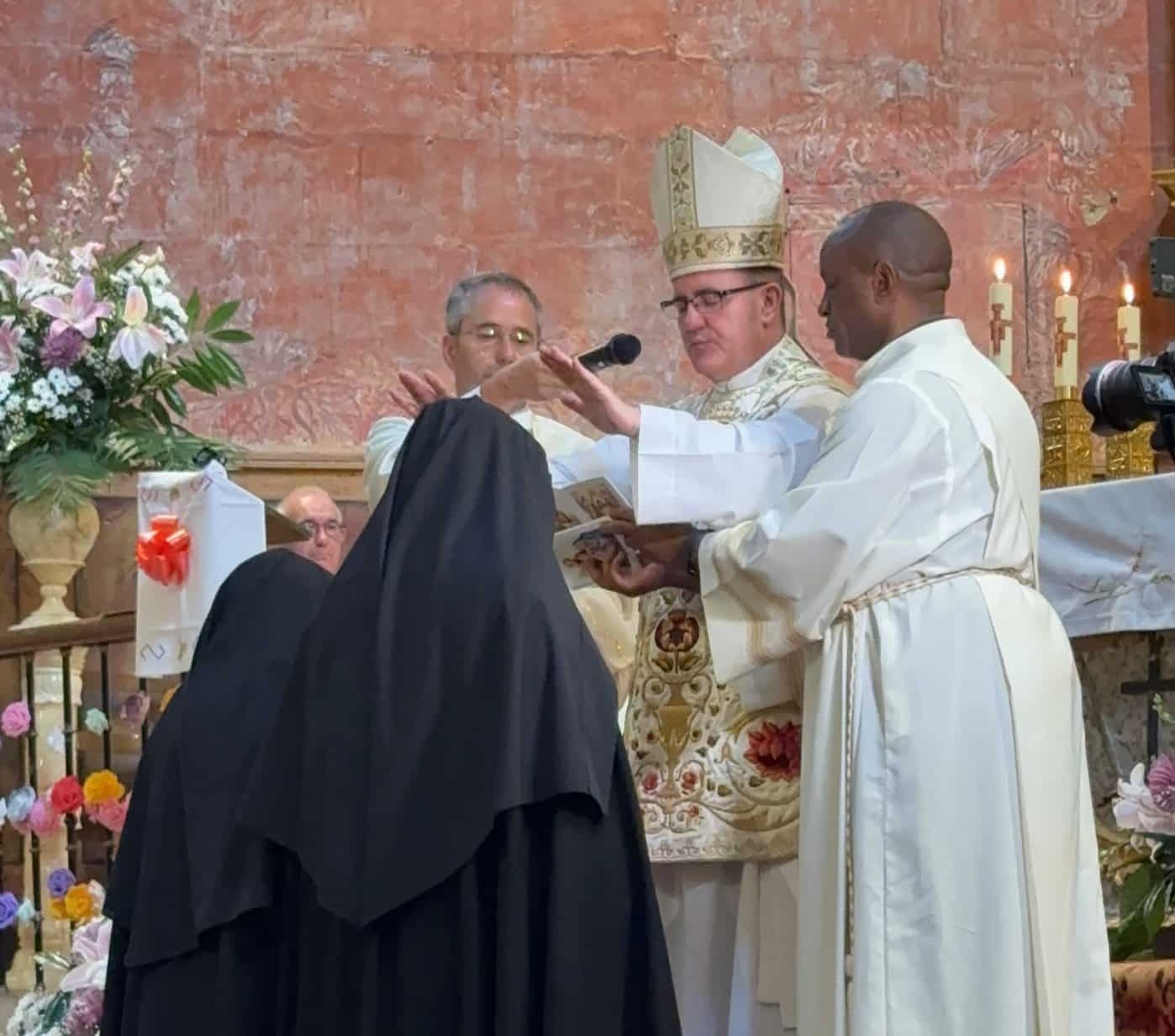 El Monasterio de Nuestra Señora de la Piedad de Casalarreina incorpora a dos nuevas religiosas dominicas 5 El Monasterio de Nuestra Señora de la Piedad de Casalarreina incorpora a dos nuevas religiosas dominicas 5