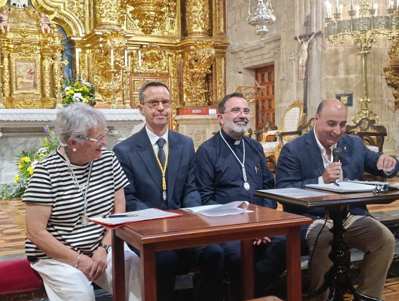 La Cofradía de la Virgen de la Vega prioriza la reparación del tejado de la basílica y continuará con la restauración de las vidrieras 1 La Cofradía de la Virgen de la Vega prioriza la reparación del tejado de la basílica y continuará con la restauración de las vidrieras 1
