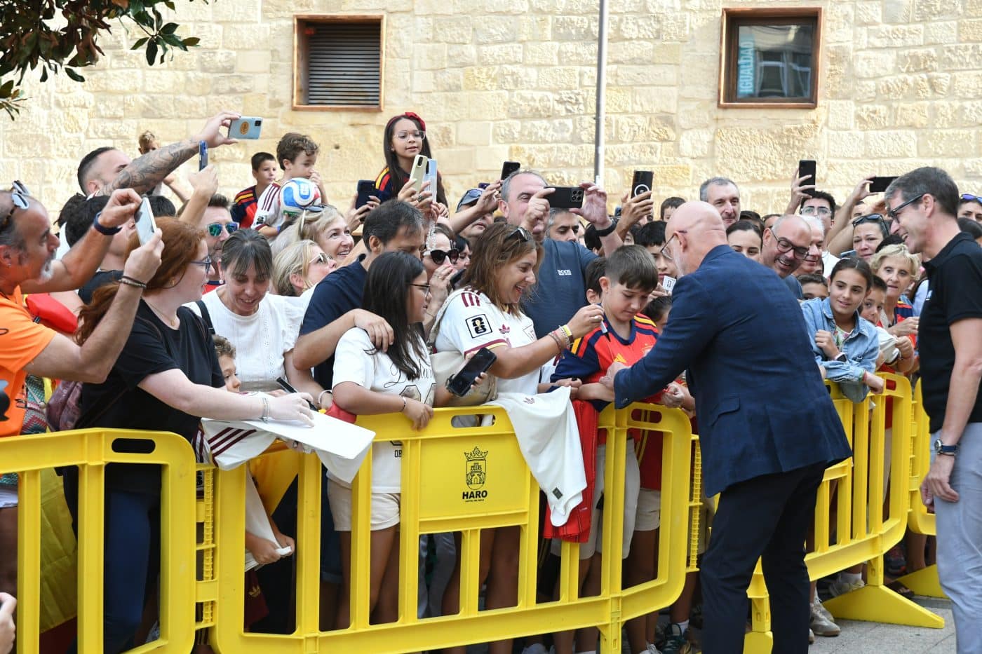 Haro se vuelca con Luis de la Fuente en un multitudinario recibimiento en el Ayuntamiento 8 Haro se vuelca con Luis de la Fuente en un multitudinario recibimiento en el Ayuntamiento 8
