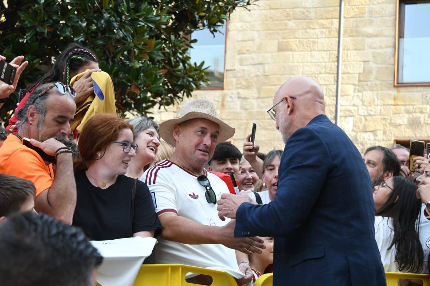 Haro se vuelca con Luis de la Fuente en un multitudinario recibimiento en el Ayuntamiento 7 Haro se vuelca con Luis de la Fuente en un multitudinario recibimiento en el Ayuntamiento 7