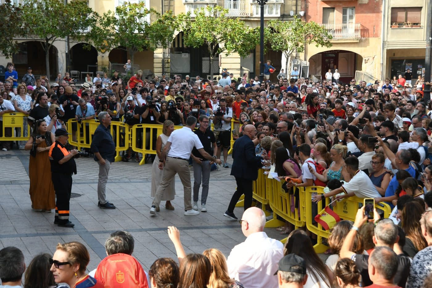 Haro se vuelca con Luis de la Fuente en un multitudinario recibimiento en el Ayuntamiento 6 Haro se vuelca con Luis de la Fuente en un multitudinario recibimiento en el Ayuntamiento 6