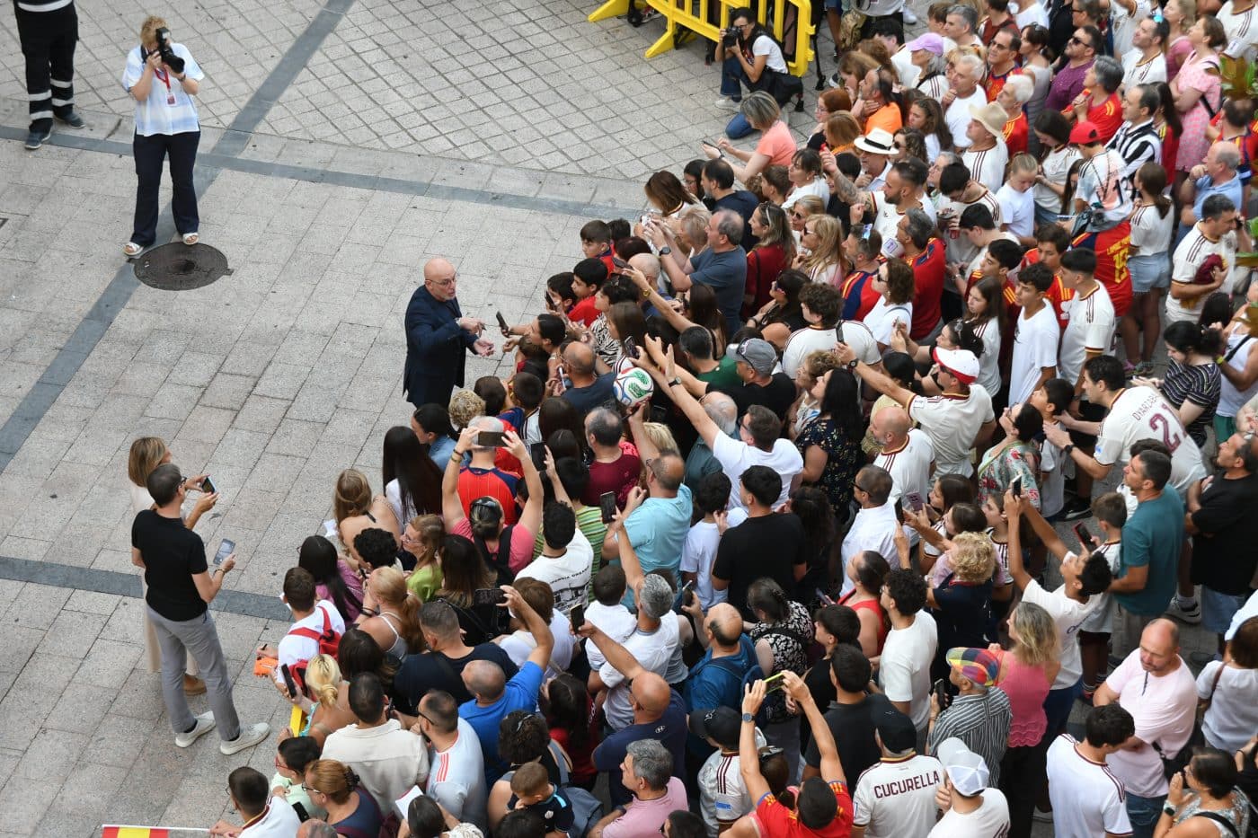 Haro se vuelca con Luis de la Fuente en un multitudinario recibimiento en el Ayuntamiento 5 Haro se vuelca con Luis de la Fuente en un multitudinario recibimiento en el Ayuntamiento 5