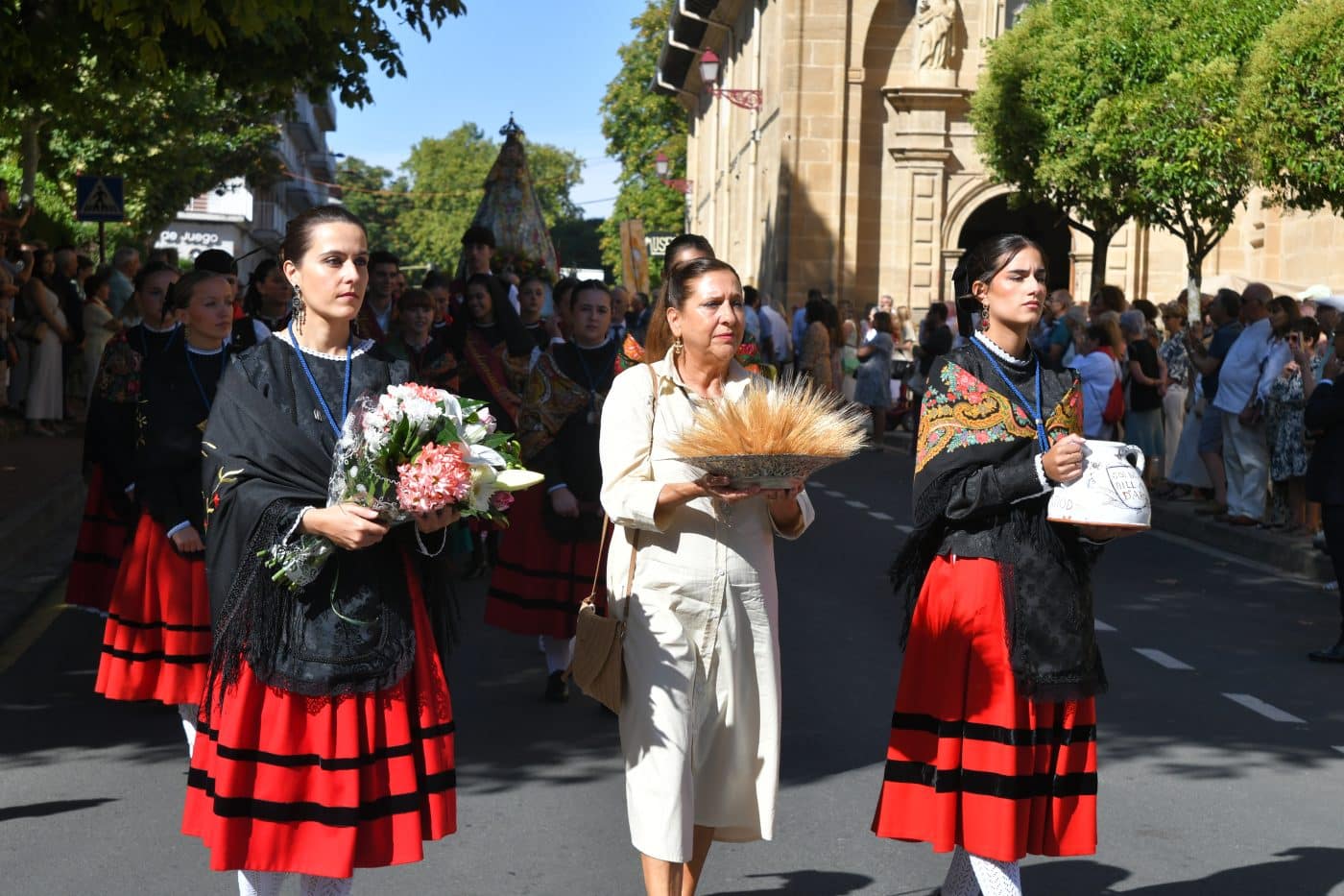 FOTOS: Haro cubre de flores a la Virgen de la Vega en su día grande 34