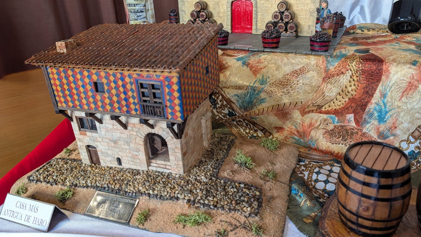 Chelu cambia las bicis por las maquetas para recrear el Haro del vino 8