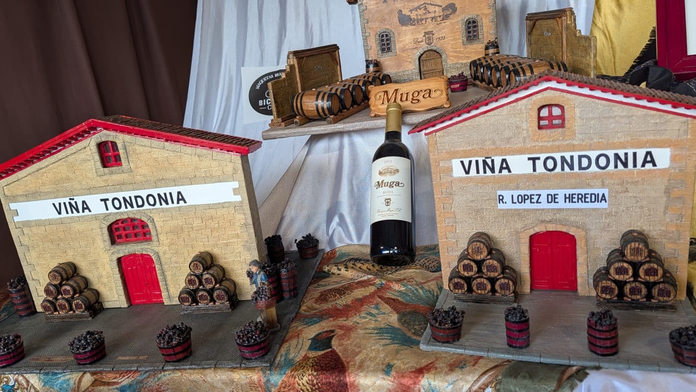 Chelu cambia las bicis por las maquetas para recrear el Haro del vino 7