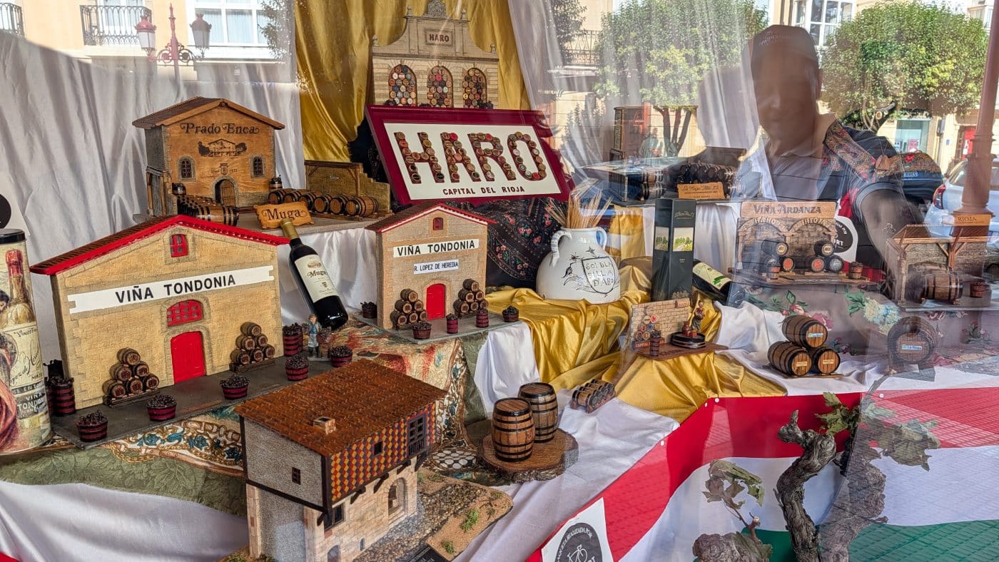 Chelu cambia las bicis por las maquetas para recrear el Haro del vino 4