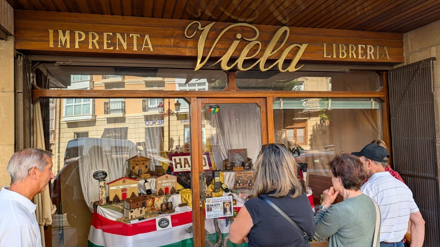 Chelu cambia las bicis por las maquetas para recrear el Haro del vino 2