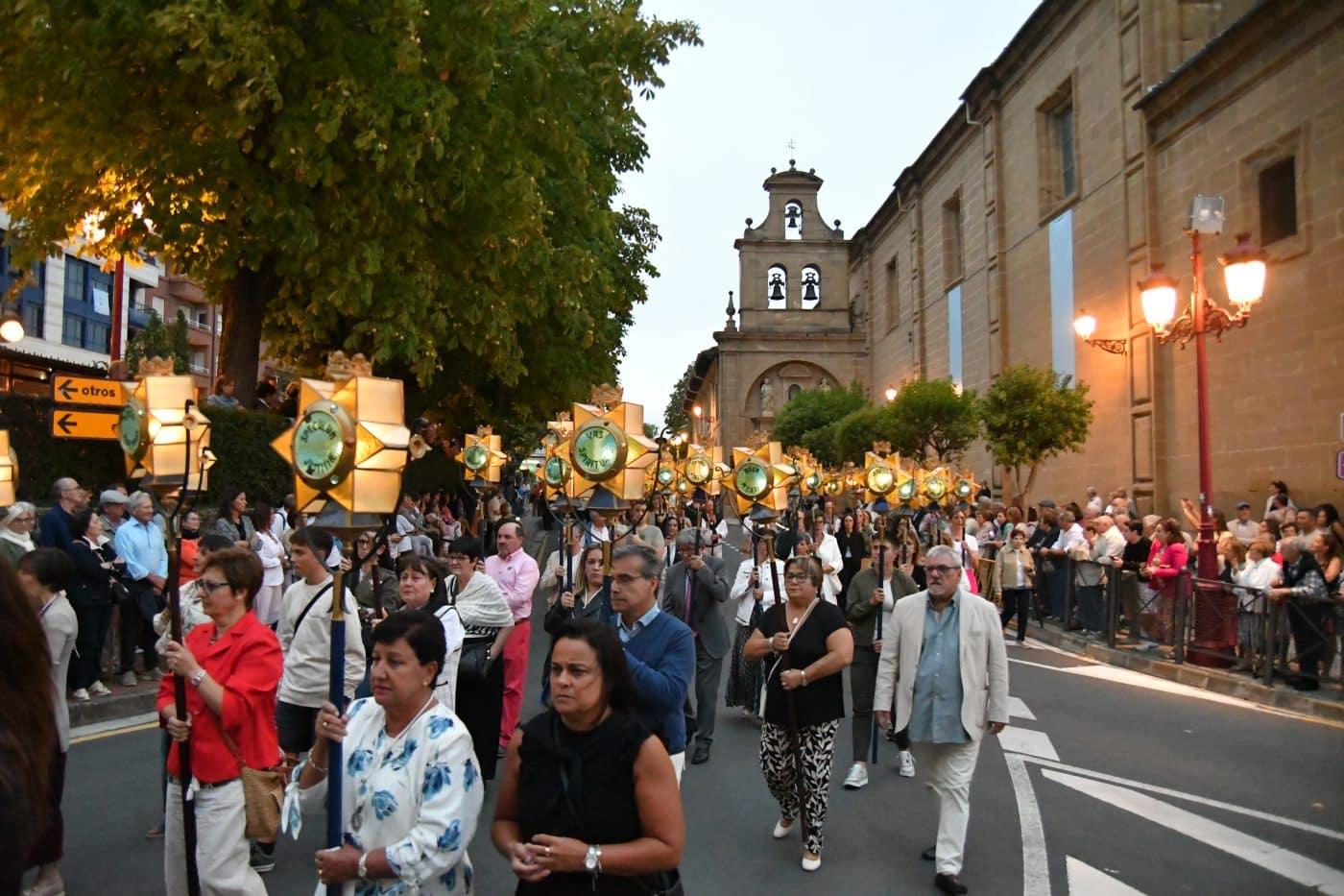 FOTOS: Haro se ilumina con su tradicional Rosario de Faroles 8