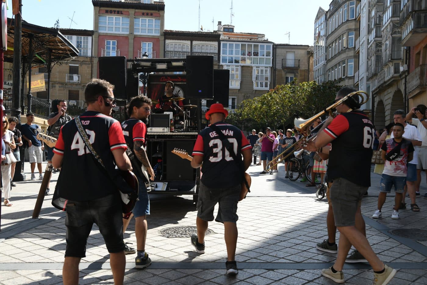 Haro da la bienvenida a sus fiestas entre cohetes y homenajes 34