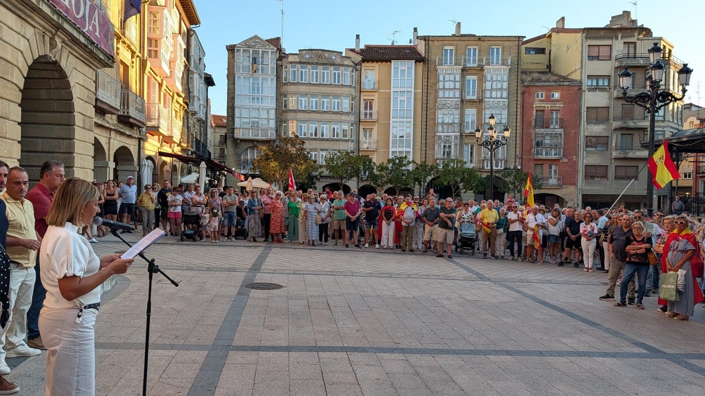 Haro muestra su apoyo a Ceuta con una concentración en la plaza de la Paz 8