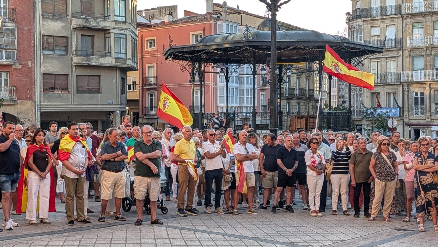 Haro muestra su apoyo a Ceuta con una concentración en la plaza de la Paz 1
