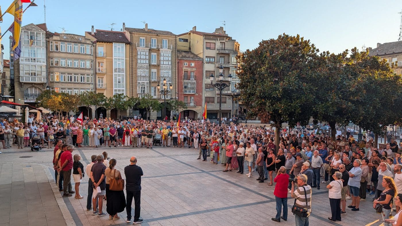 Haro muestra su apoyo a Ceuta con una concentración en la plaza de la Paz 5