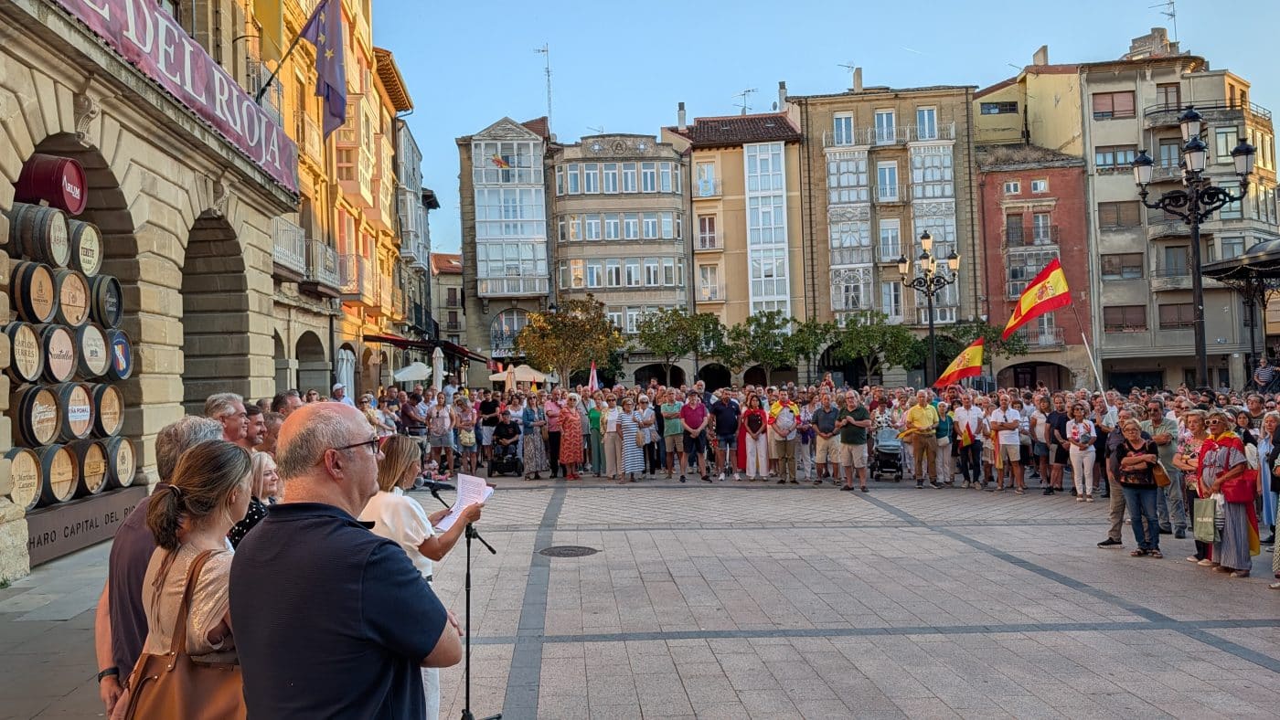 Haro muestra su apoyo a Ceuta con una concentración en la plaza de la Paz 6