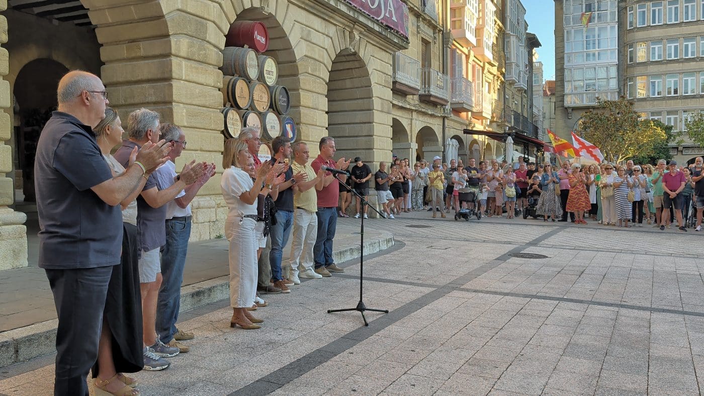 Haro muestra su apoyo a Ceuta con una concentración en la plaza de la Paz 7