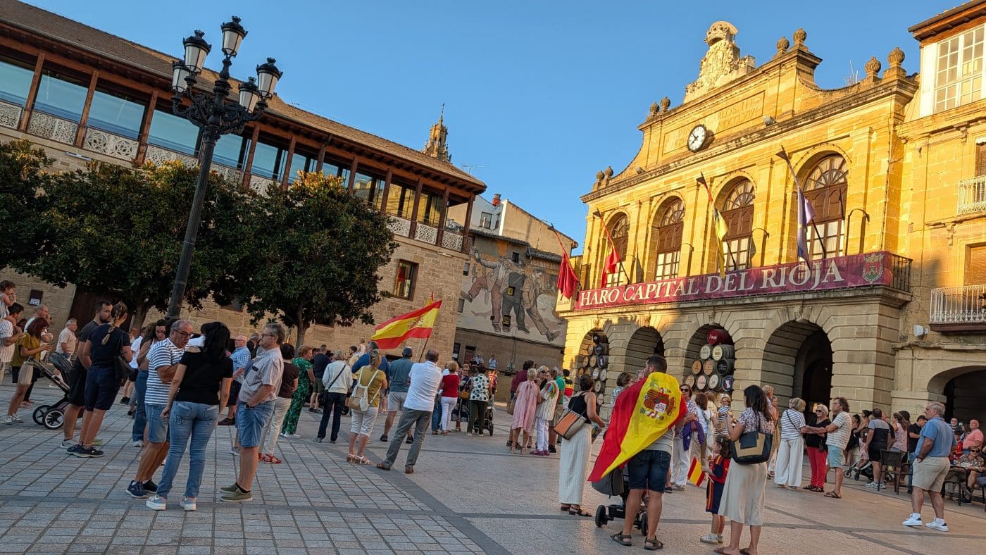 Haro muestra su apoyo a Ceuta con una concentración en la plaza de la Paz 3