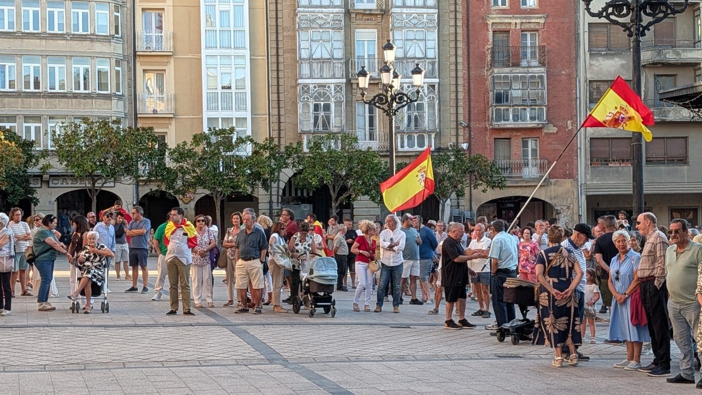 Haro muestra su apoyo a Ceuta con una concentración en la plaza de la Paz 2