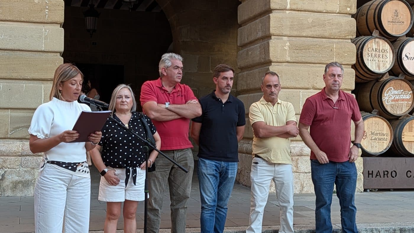 Haro muestra su apoyo a Ceuta con una concentración en la plaza de la Paz 4