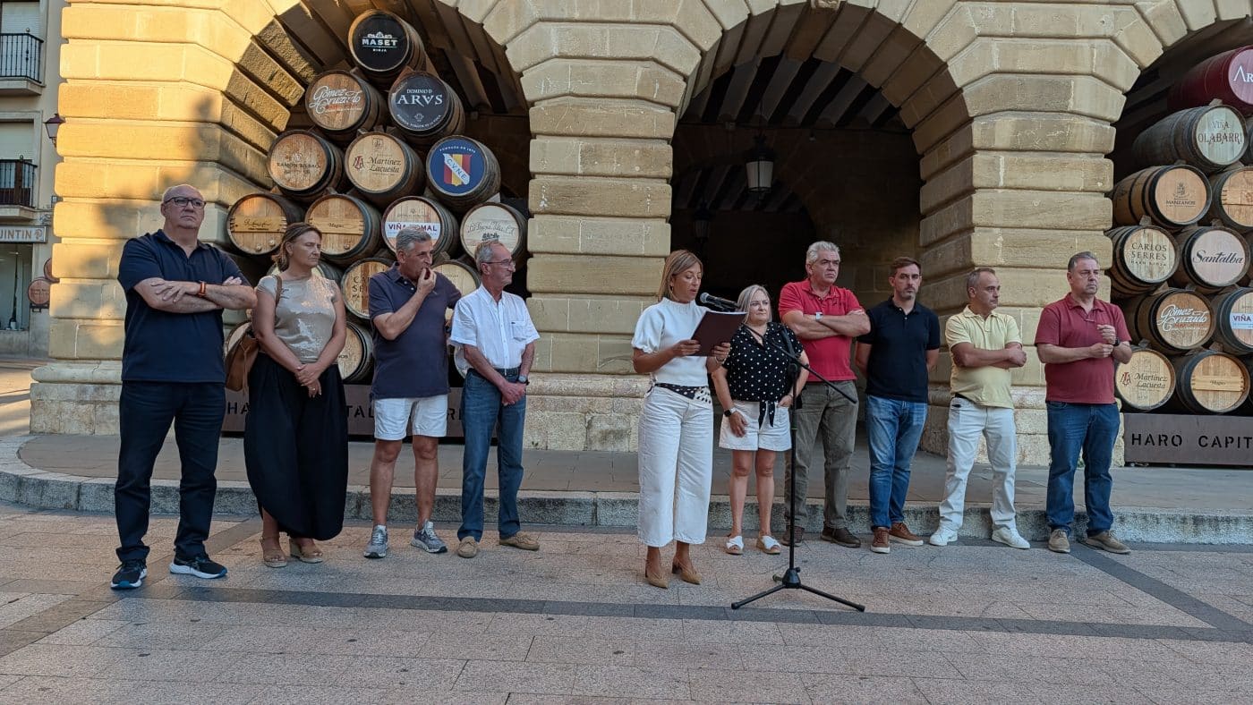 Haro muestra su apoyo a Ceuta con una concentración en la plaza de la Paz 9