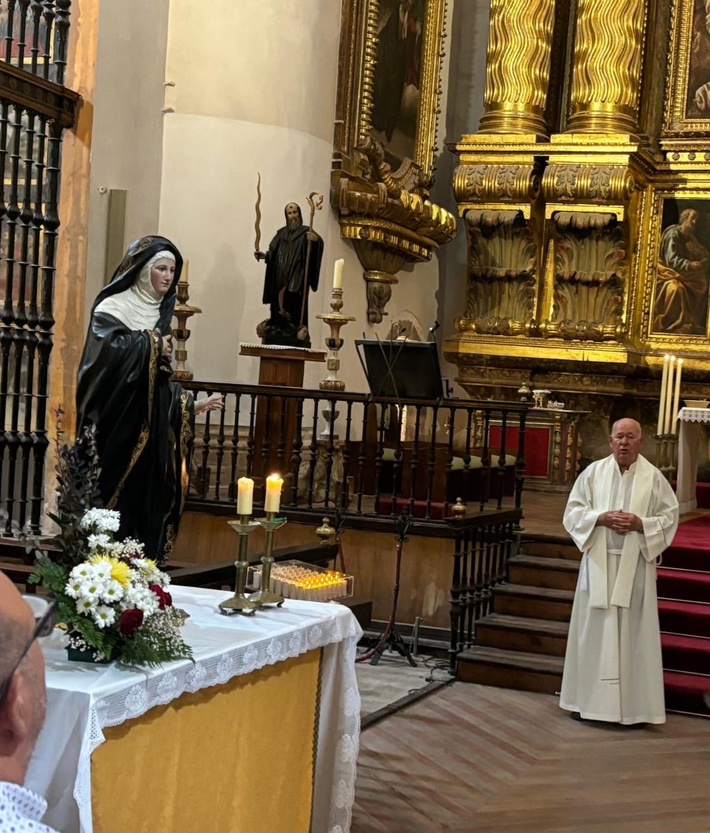Más de 60 vecinos de Villavelayo cumplen con la tradición y visitan a Santa Áurea en San Millán de la Cogolla 2