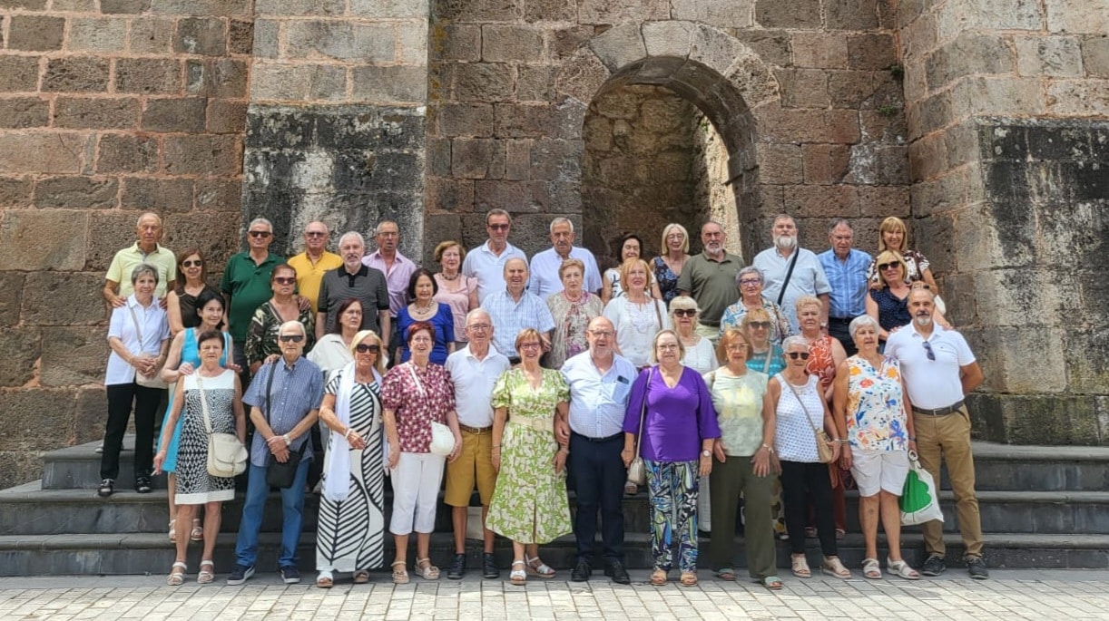 Más de 60 vecinos de Villavelayo cumplen con la tradición y visitan a Santa Áurea en San Millán de la Cogolla 1