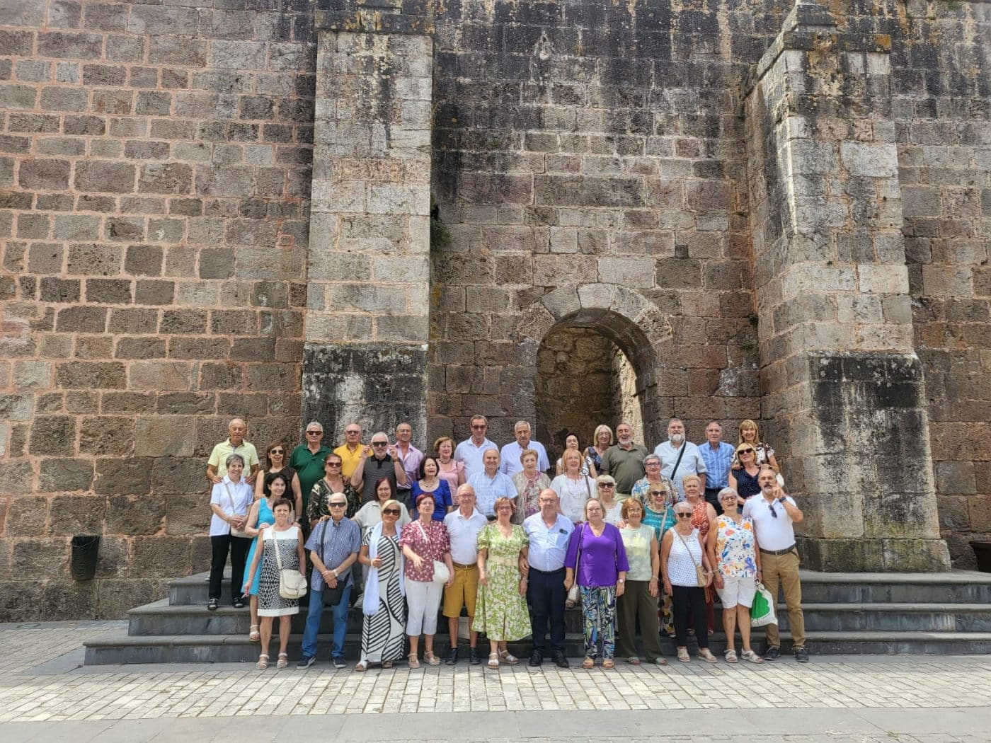 Más de 60 vecinos de Villavelayo cumplen con la tradición y visitan a Santa Áurea en San Millán de la Cogolla 3