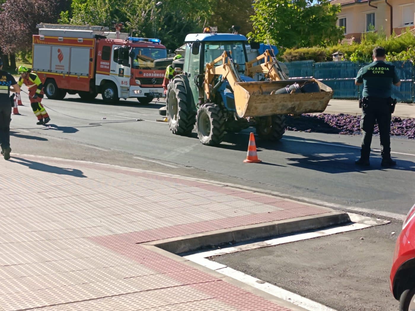 Vuelca un remolque cargado de uva en la avenida Ingenieros del MOPU de Haro 3