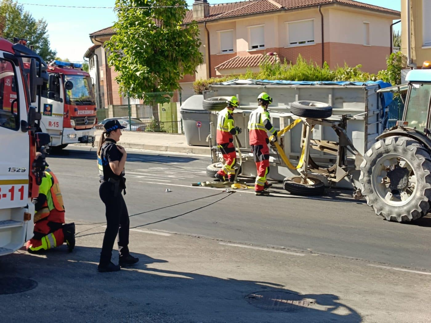 Vuelca un remolque cargado de uva en la avenida Ingenieros del MOPU de Haro 5