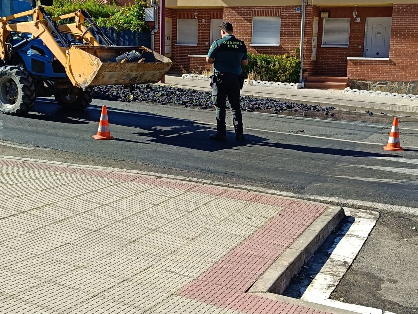 Vuelca un remolque cargado de uva en la avenida Ingenieros del MOPU de Haro 4