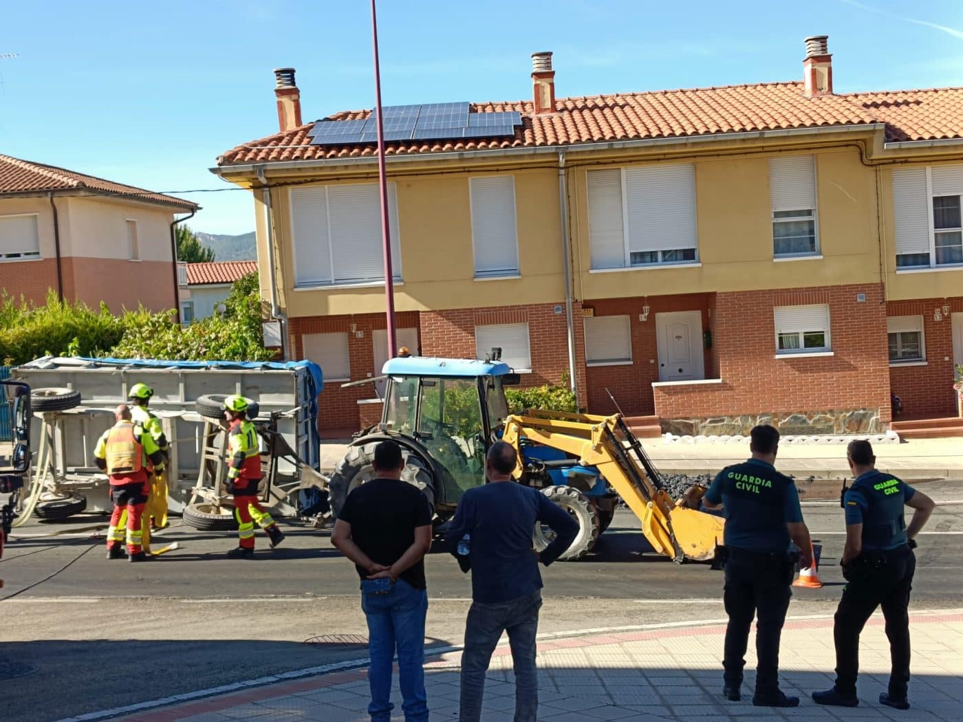 Vuelca un remolque cargado de uva en la avenida Ingenieros del MOPU de Haro 2
