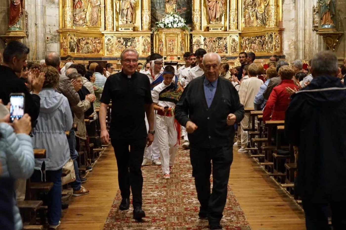 Briones despide al padre Ángel Gómez tras 43 años como párroco 1 Briones despide al padre Ángel Gómez tras 43 años como párroco 1
