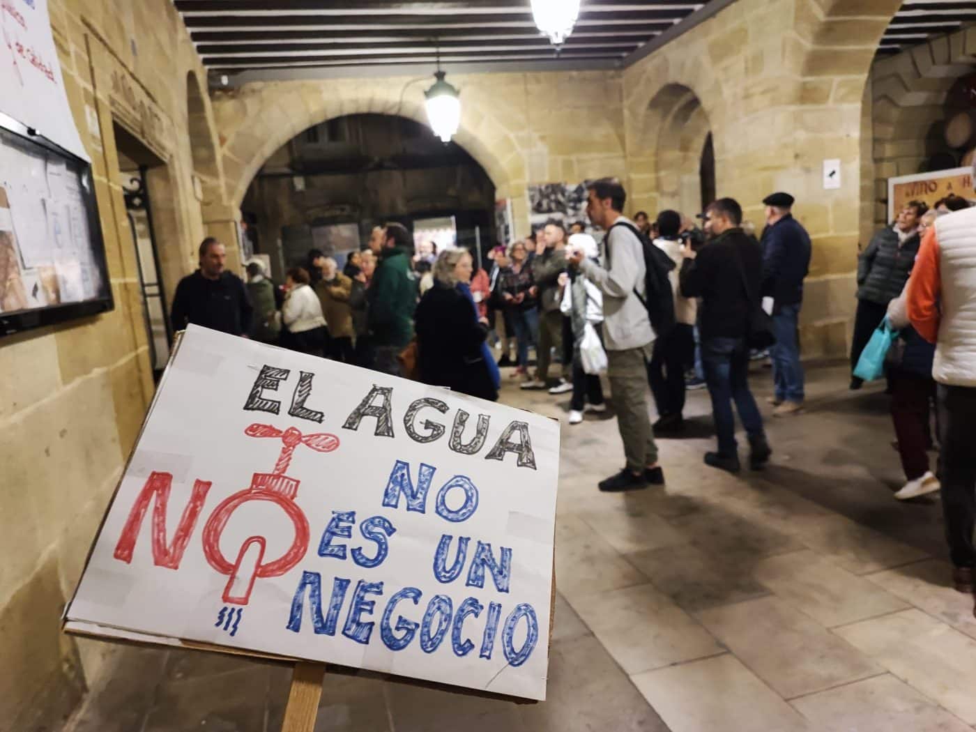 La Plataforma en Defensa del Agua Pública de Haro denuncia un "veto" al acceso de vecinos al pleno 1 La Plataforma en Defensa del Agua Pública de Haro denuncia un "veto" al acceso de vecinos al pleno 1