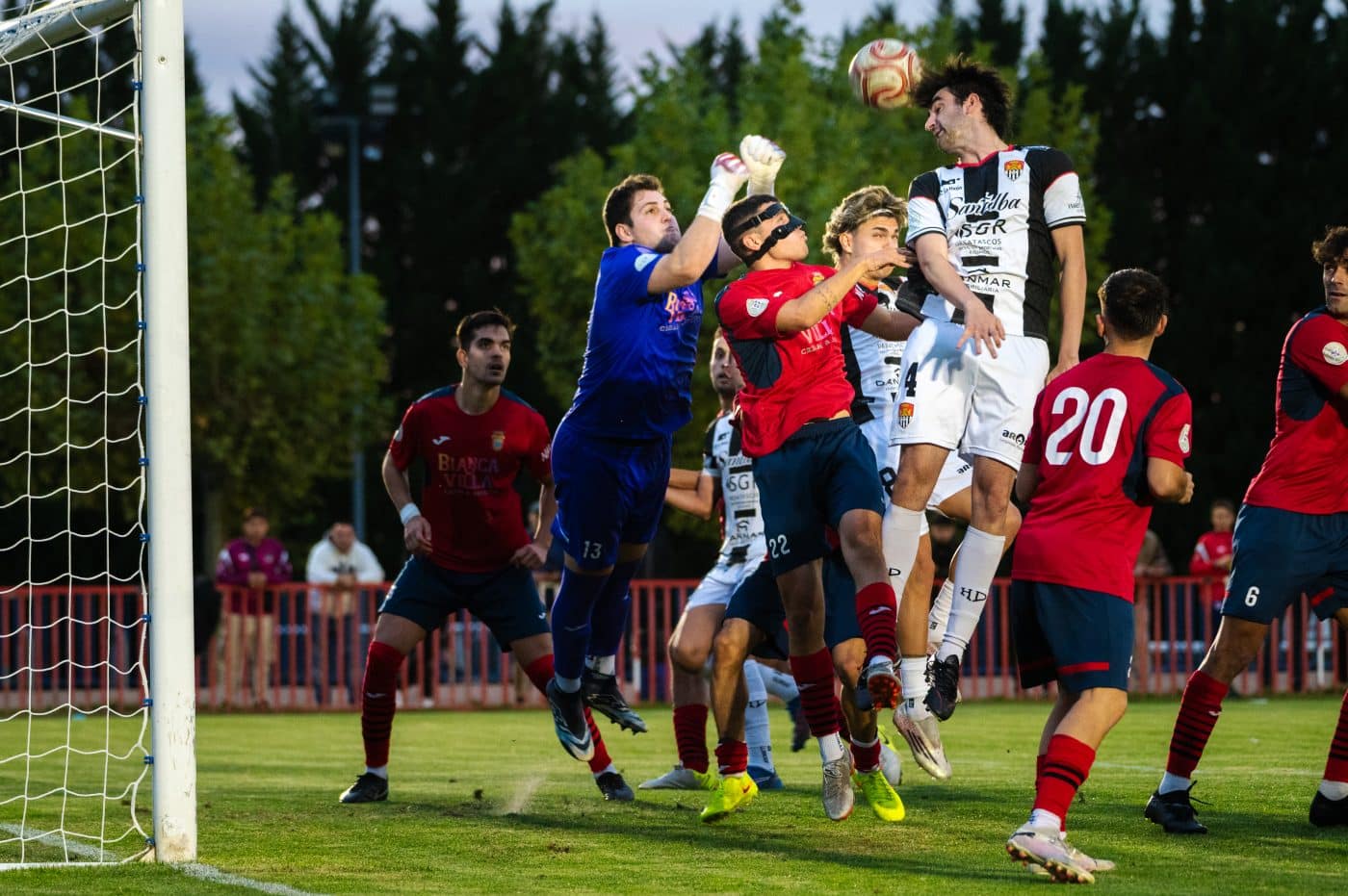 El Haro Deportivo remonta en Viana y mantiene el liderato 1