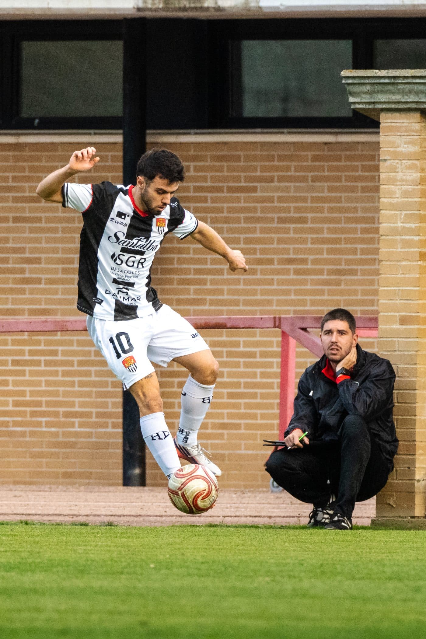 El Haro Deportivo remonta en Viana y mantiene el liderato 6