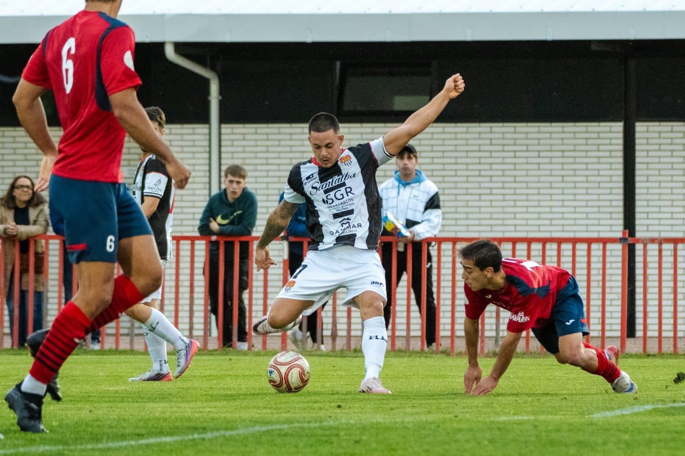 El Haro Deportivo remonta en Viana y mantiene el liderato 10