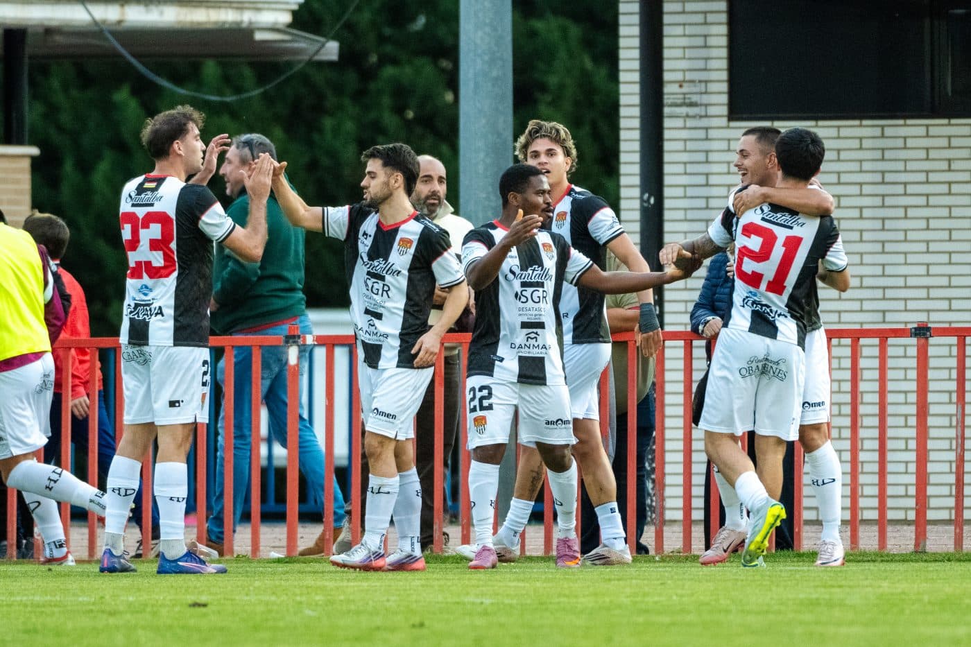 El Haro Deportivo remonta en Viana y mantiene el liderato 11